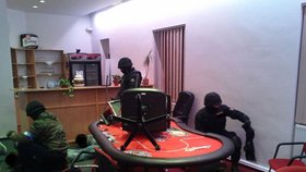 Policie zadržela hostinského, když se hrál poker