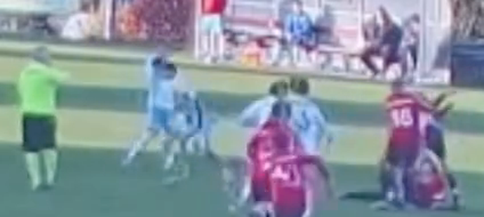 Valta při fotbálku ztratil nervy.