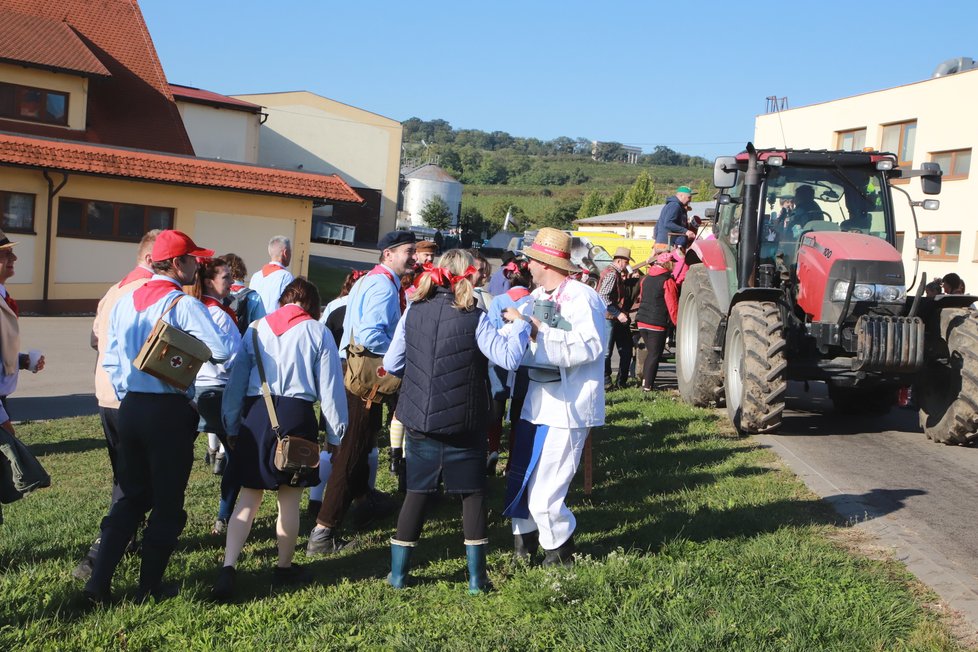 Odjezd brigádníků na vinici.