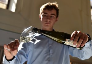 V zámecké konírně a jízdárně ve Valticích na Břeclavsku byl zahájen 51. ročník Valtických vinných trhů, nejprestižnější tuzemské soutěže vinařů.