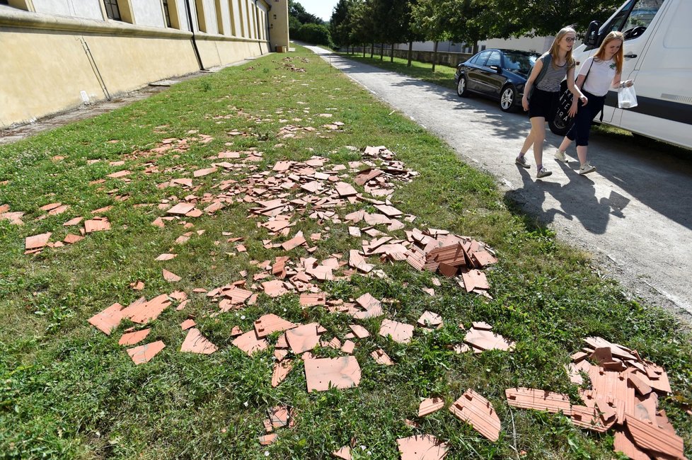 Tašky popadané ze střechy zámku ve Valticích na snímku pořízeném 3. července 2021. Areál zámku poškodilo 24. června krupobití, jež předcházelo vzniku tornáda na Břeclavsku.