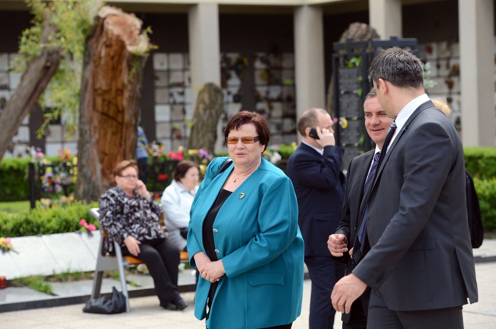 Marie Benešová vyrazila na Komárkův pohřeb v tyrkysově modrém saku