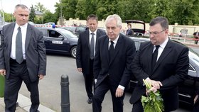 Miloše Zemana doprovází ředitel odboru hradního protokolu Jindřich Forejt