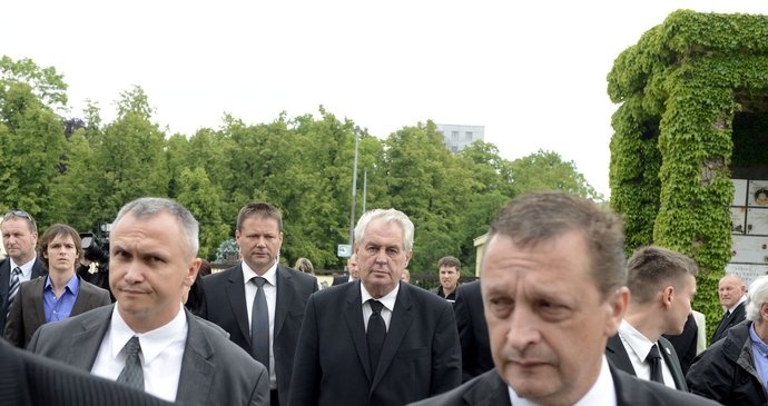 Miloš Zeman s bodyguardy