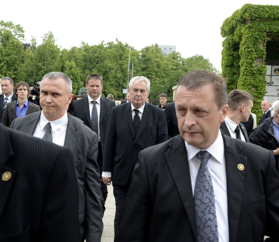 Miloš Zeman s bodyguardy přichází do Strašnického krematoria