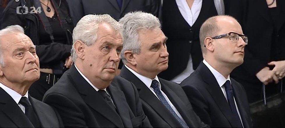 Prezident Zeman usedl po bok představitelů ČSSD Štěcha a Sobotky