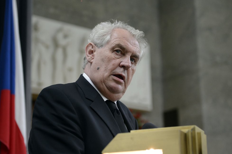 Miloš Zeman během svého proslovu vzpomínal na Komárkův pestrý život.