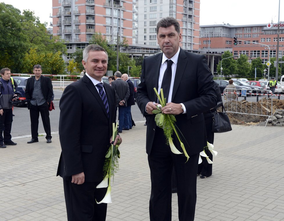 Mezi hosty Komárkova smutečního obřadu nechyběl ani Zemanův kancléř Mynář (vlevo)