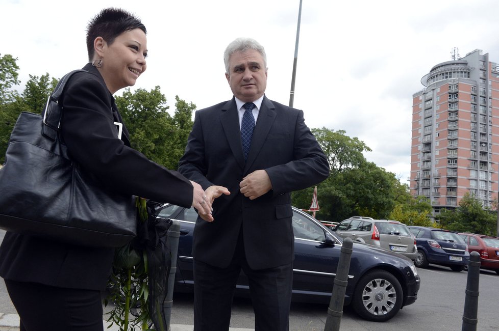 NNa Komárkův pohřeb dorazil i šéf Senátu Milan Štěch (ČSSD)