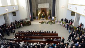 Zaplněná obřadní síň Strašnického krematoria při pohřbu Valtra Komárka