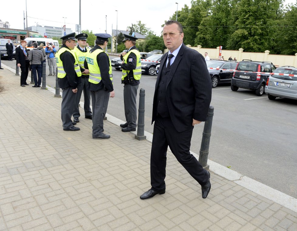 Pohřeb Valtra Komárka: Přišel i podnikatel Jan Kočka