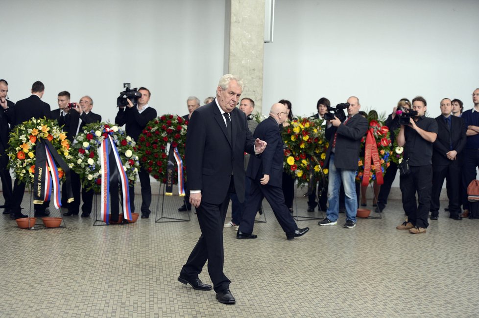 Miloš Zeman poté, co položil květiny k rakvi Valtra Komárka