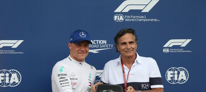 Nelson Piquet (vpravo) na obrázku s Hamiltonovým bývalým kolegou Valtterim Botasem