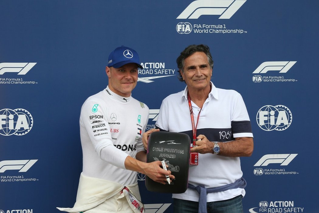 Nelson Piquet (vpravo) na obrázku s Hamiltonovým bývalým kolegou Valtterim Botasem