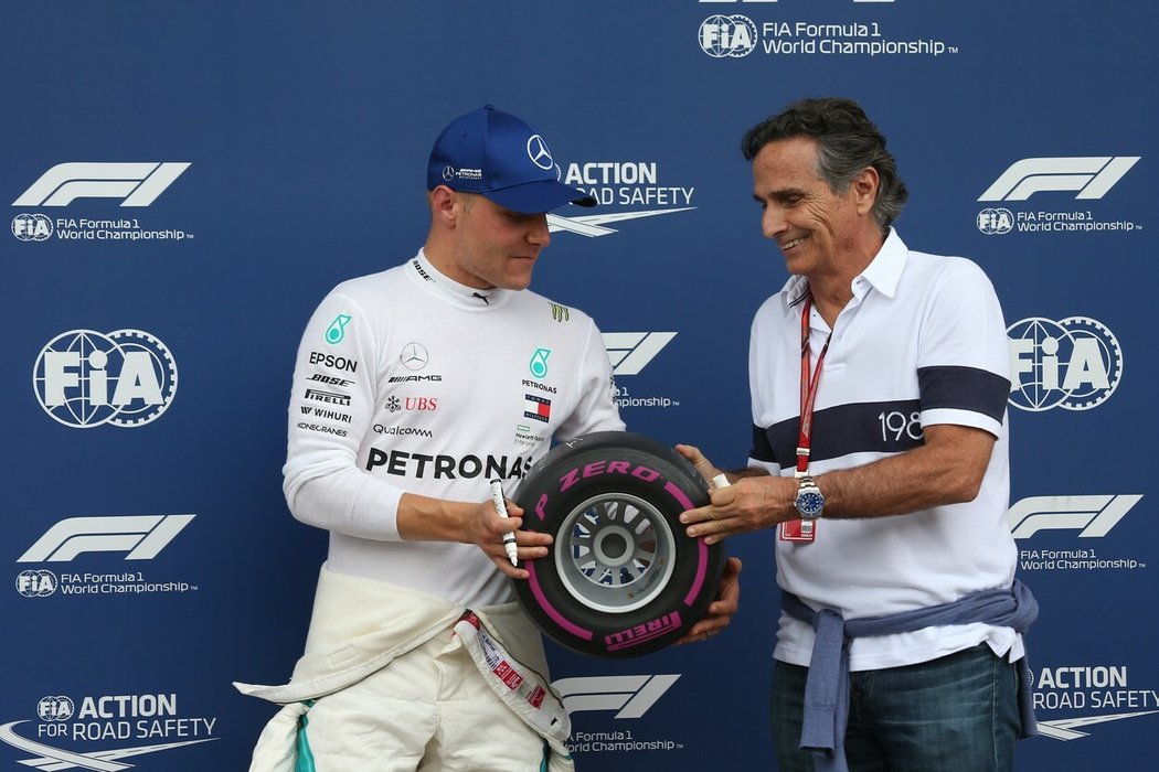 Nelson Piquet (vpravo) na obrázku s Hamiltonovým bývalým kolegou Valtterim Botasem