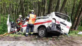 Při nehodě sanitky na Pardubicku zemřel jeden z převážených pacientů.