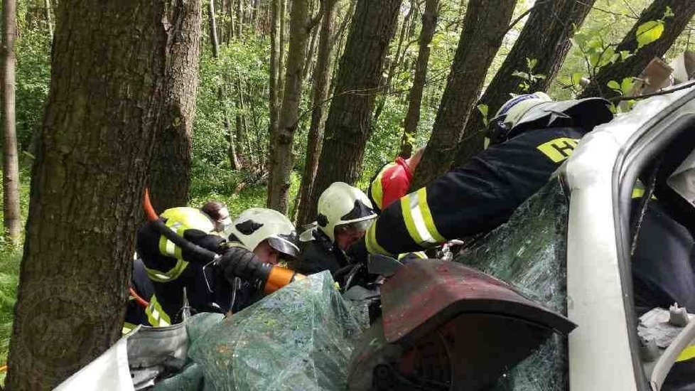 Při nehodě sanitky na Pardubicku zemřel jeden z převážených pacientů.