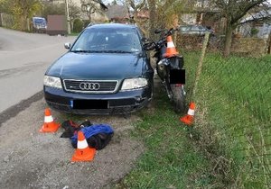 Na Rychnovsku havaroval motorkář, zemřel na následky zranění v nemocnici.