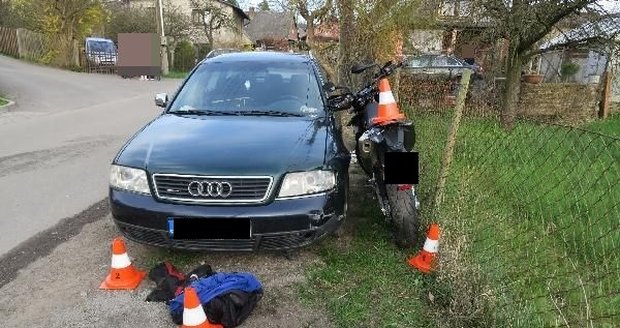 Motorkář (†44) bez přilby havaroval na Rychnovsku: Osudným se mu stal plot, sloup a osobák