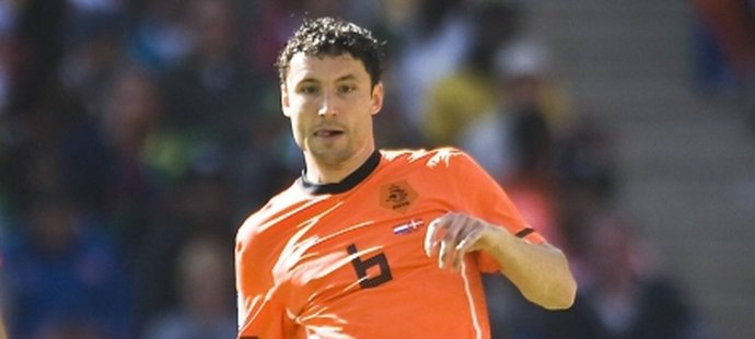 Holanďan van Bommel rozohráva akciu "Oranjes".