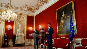 Rakouský prezident Alexander Van der Bellen s rakouským kancléřem Sebastianem Kurzem v prezidentském sídle Hofburg