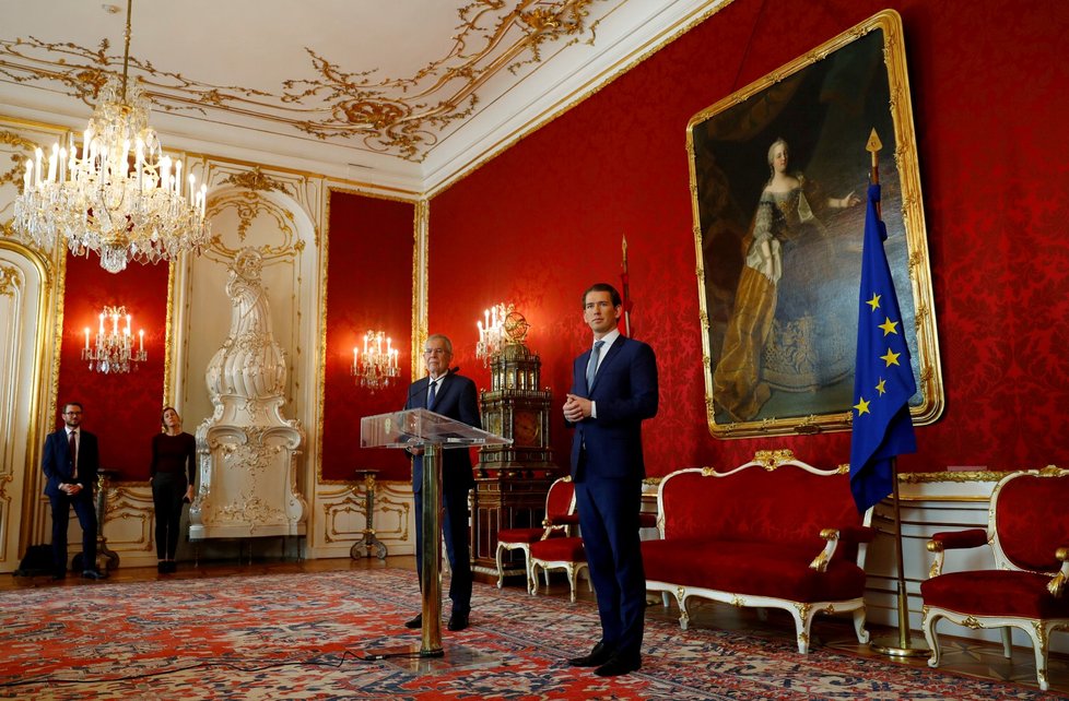 Rakouský prezident Alexander Van der Bellen s rakouským kancléřem Sebastianem Kurzem v prezidentském sídle Hofburg