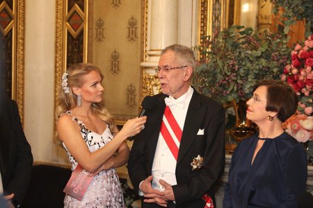 Rakouský prezident Van Der Bellen s manželkou Doris (vpravo)
