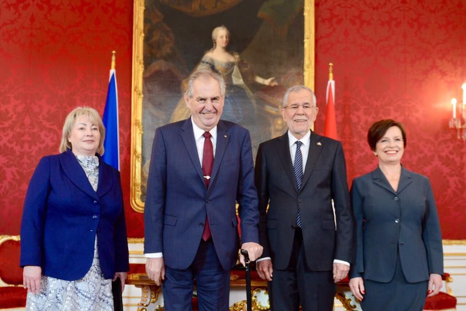 Rakouský prezident Alexander Van der Bellen s českou hlavou státu a prvními dámami v prezidentském sídle Hofburg