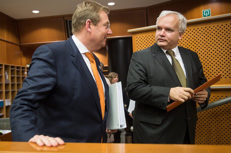 Český europoslanec Pavel Svoboda (KDU-ČSL) v rozhovoru s nizozemským ministrem spravedlnosti Ardem Van Der Steurem (vlevo)
