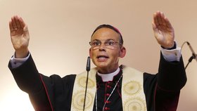 Biskup van Elst se kvůli svému skandálu vydal do Říma za papežem Františkem