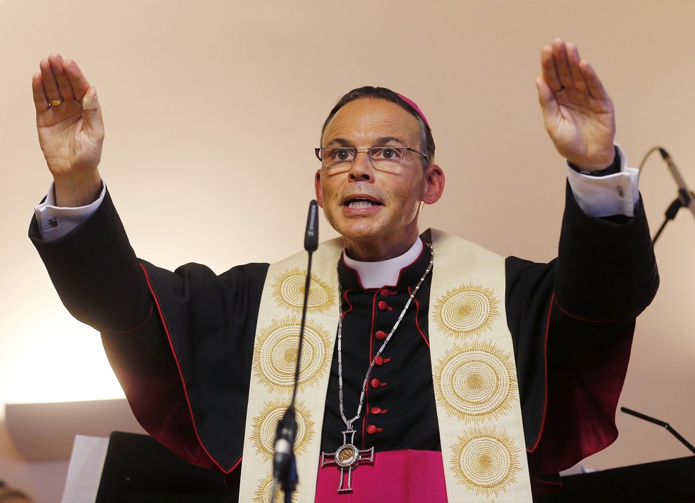Biskup van Elst kvůli skandálu odešel do důchodu.
