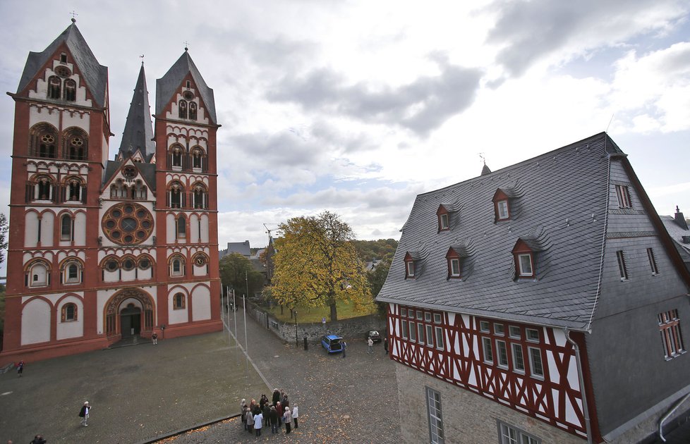 Vpravo část ze sídla německého biskupa, které vyvolalo skandál