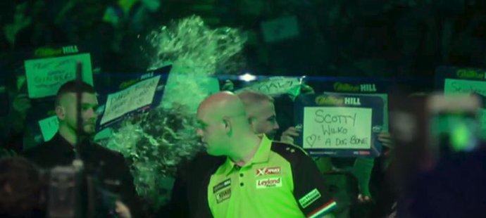 Michael van Gerwen si v Londýně při MS prošel pivní lázní