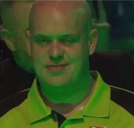 Horší chvilku v šipkách van Gerwen nezažil. V Londýně ho zlili pivem!