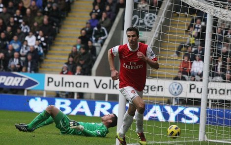 Takhle dal Van Persie gól na 4:0 pro Arsenal a nestačilo to!