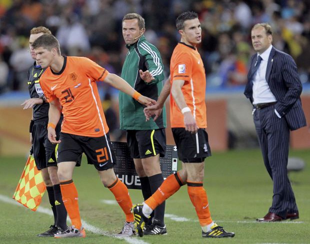 Robin van Persie se zlobí na trenéra, protože si ho dovolil vystřídat. Robin van Persie se zlobí na trenéra, protože si ho dovolil vystřídat.