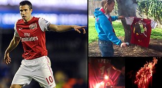 Zrádce! Shoř v pekle! Fanoušci Arsenalu pálí dresy Van Persieho – VIDEO