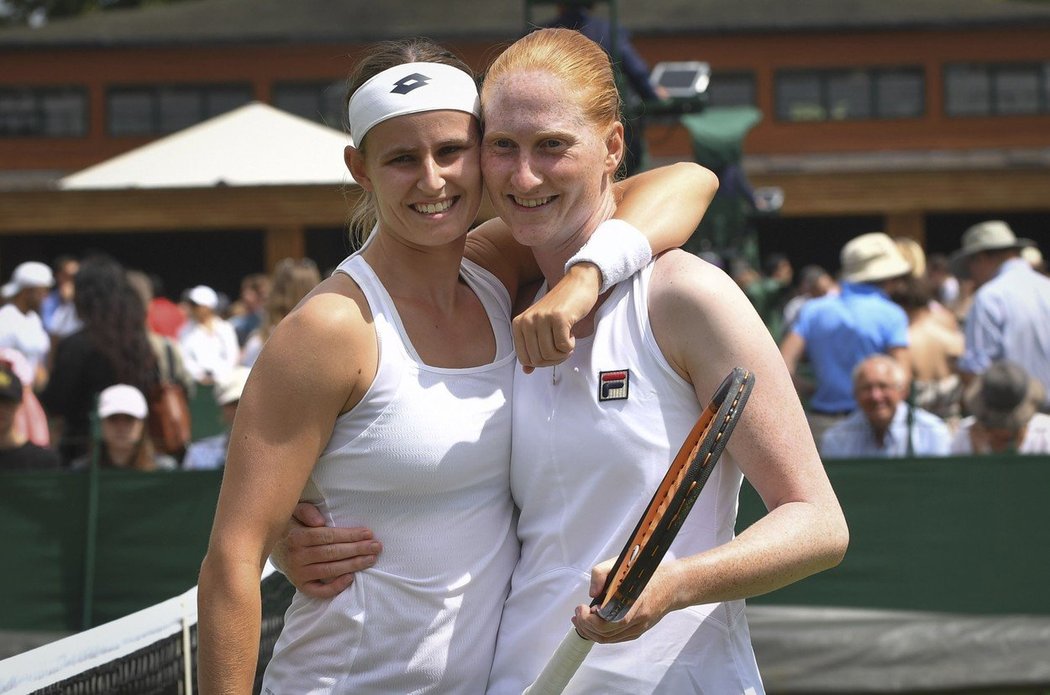 Alison Van Uytvancková s přítelkyní Greet Minnenovou ve Wimbledonu