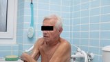 Strážníci v roli andělů: V Bohumíně zachránili seniora, který uvázl ve vaně: Dva dny pil jen vodu!