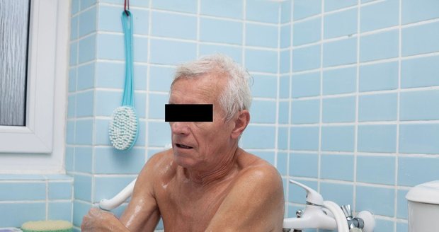 V Bohumíně uvázl ve vaně nemocný senior (65). Na záchranu čekal nejméně dva dny. (Ilustrační foto)