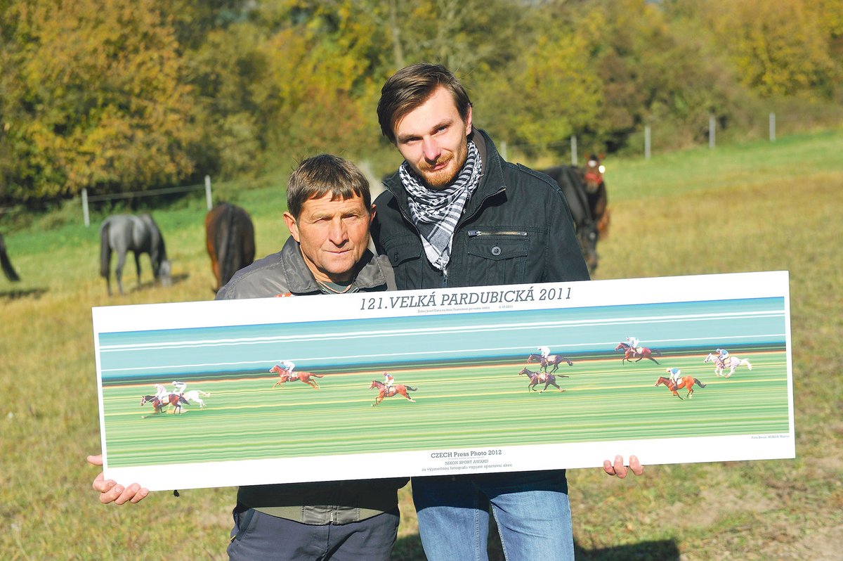 Váňa dostal od Blesku fotografi i z Velké pardubické 2011, která vyhrála prestižní ocenění. Předal mu ji přímo autor Martin Hurda.