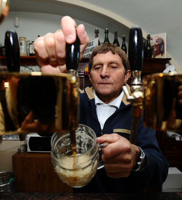 Josef Váňa čepuje pivo v místní hospůdce. Josef Váňa čepuje pivo v místní hospůdce.