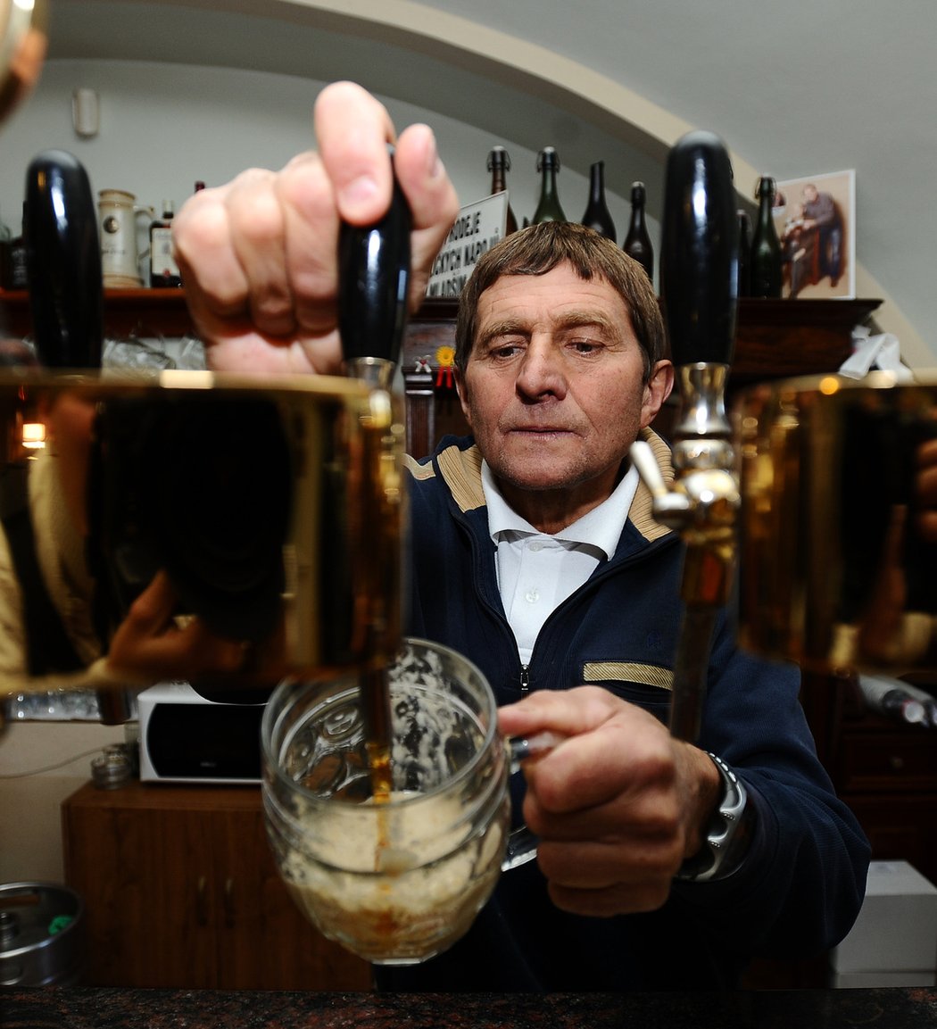 Josef Váňa čepuje pivo v místní hospůdce.