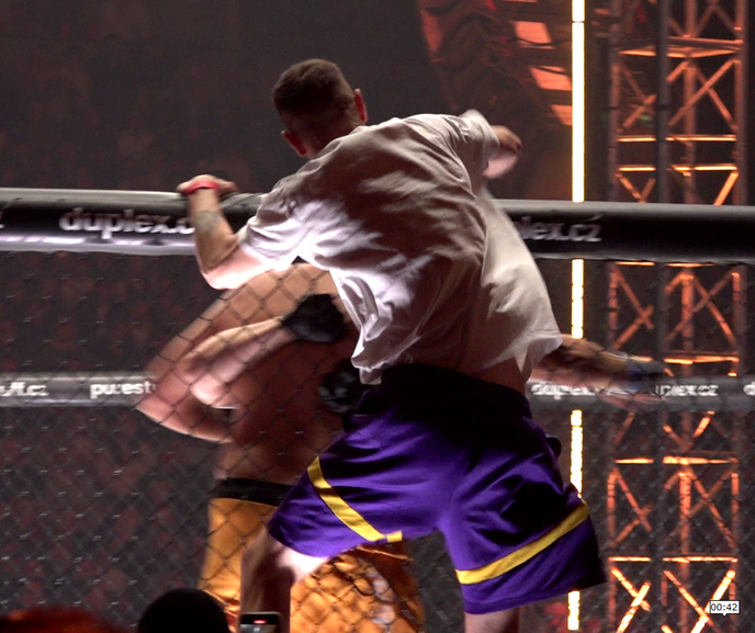 Boxer Michal Vančura narušil průběh zápasu Václava Mikuláška Boxer Michal Vančura narušil průběh zápasu Václava Mikuláška