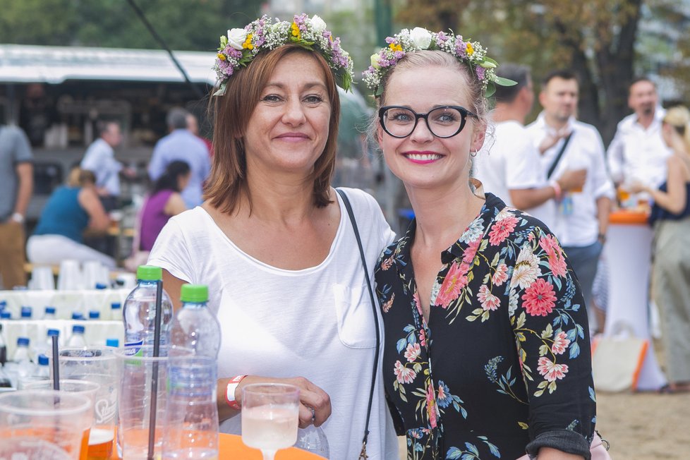 Vanda Hybnerová s Kristýnou Kociánovou na tiskové konferenci televize Prima