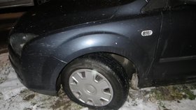 Neznámý muž propíchal pneumatiky 11 autům stojícím za sebou v Hutařově ulici v Brně-Králově Poli.