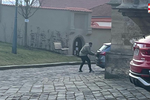 Neznáte ho? Neznámý muž strhal u brněnské katedrály registrační značky z 15 aut.