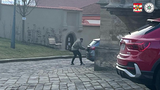 Hledají svérázného vandala: U katedrály v Brně strhal značky z 15 osobáků