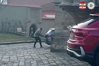 Hledají svérázného vandala: U katedrály v Brně strhal značky z 15 osobáků