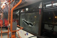 Už třetí vandalský útok: Ujel mu autobus, prohodil kámen oknem!